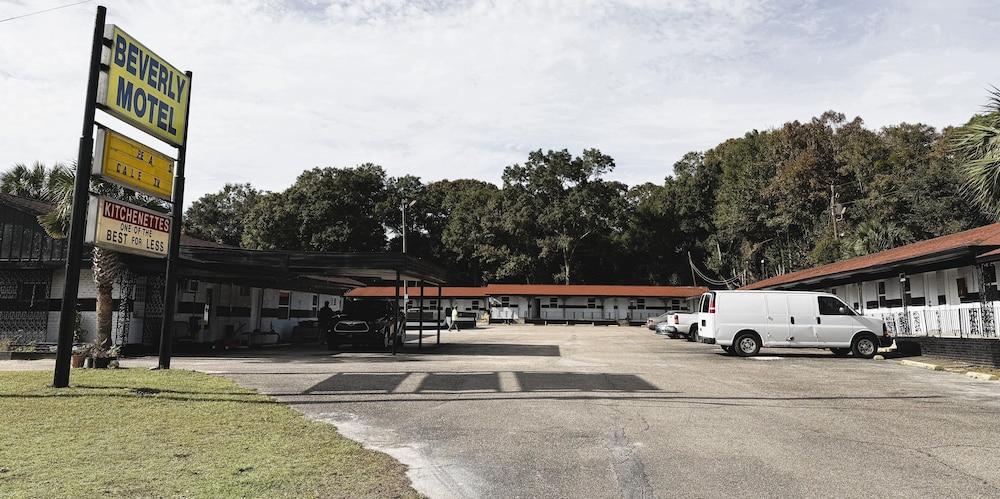 BEVERLY MOTEL photo 11