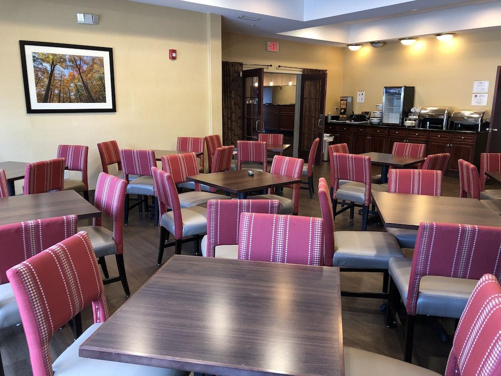 Garner Hotel Mahwah by IHG photo 9