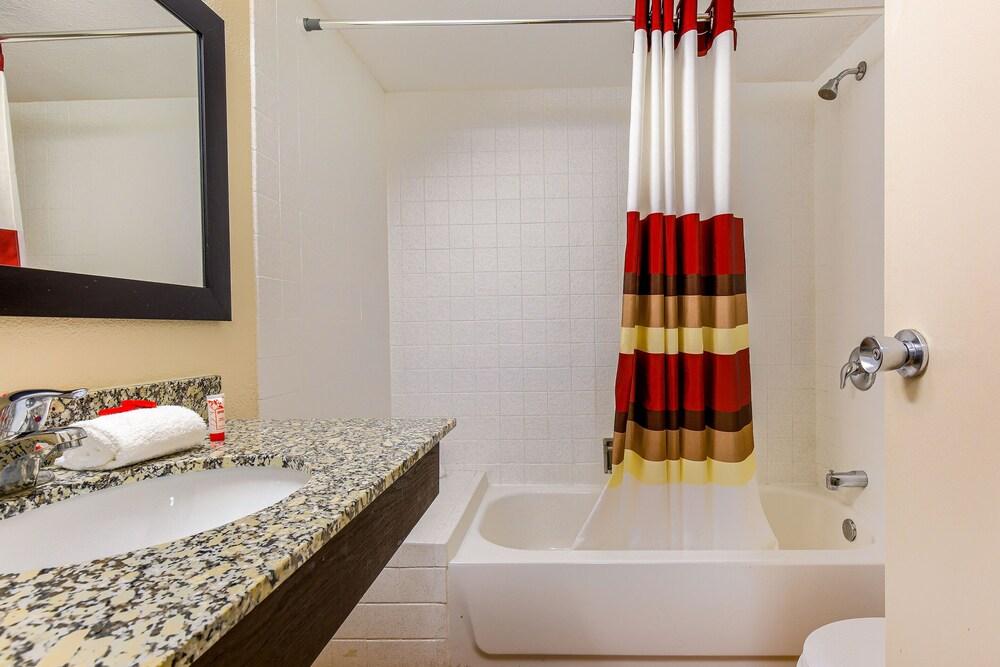 Americas Best Value Inn Moline photo 17