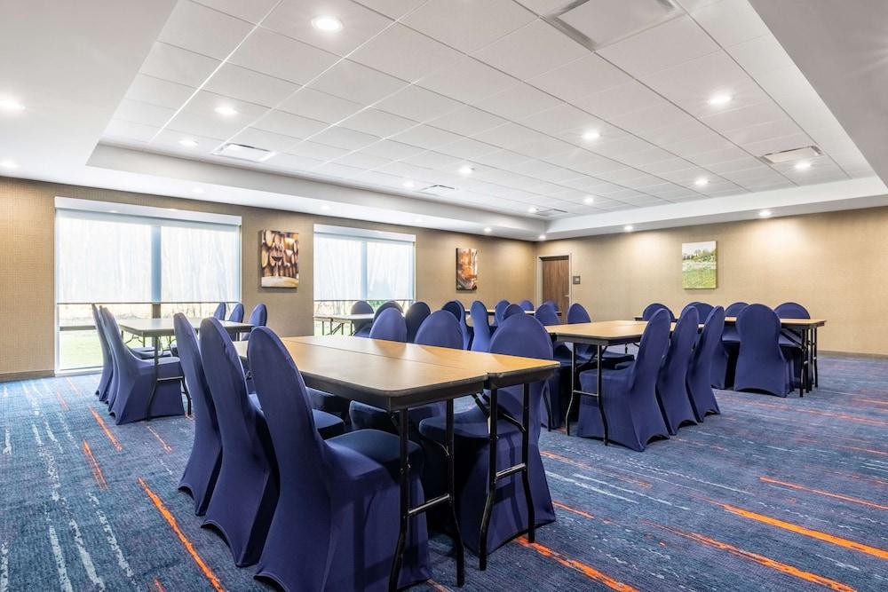 Hampton Inn & Suites Benton Harbor photo 41
