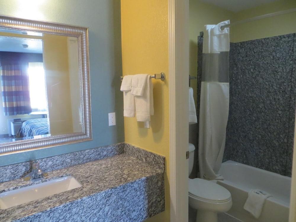 Hallmarc Inn photo 15