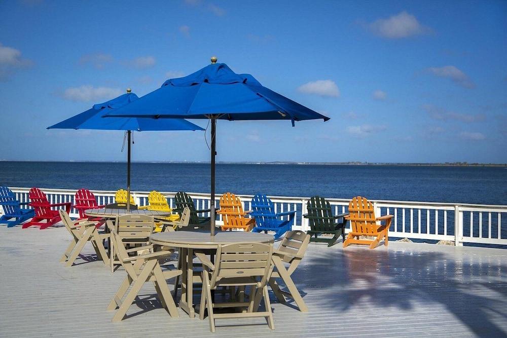 Seaside Luxury Oasis with balcony photo 23