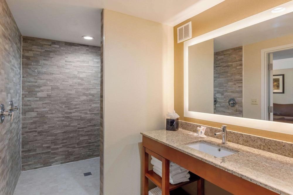 Comfort Suites South Park photo 15