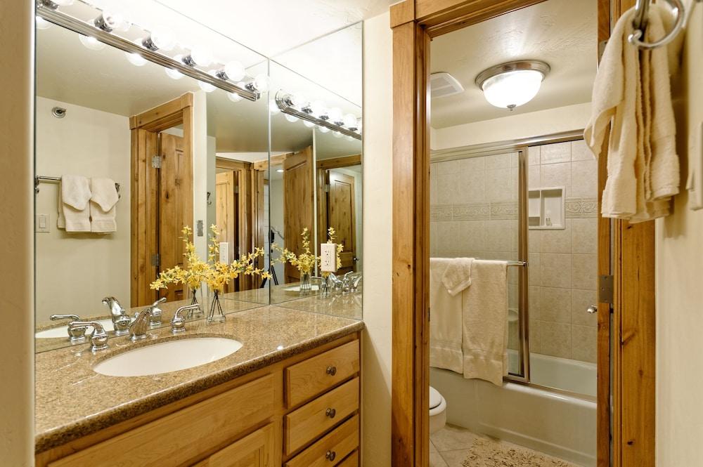 The Crestwood Condominiums photo 70