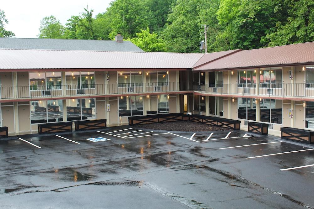 Sleepy Bear Motel photo 11