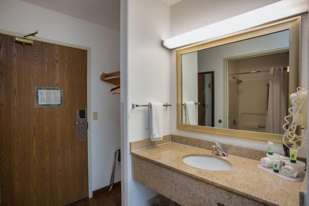 Vagabond Inn Executive - Green Valley photo 17