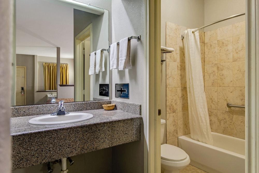 Executive Inn & Suites photo 15