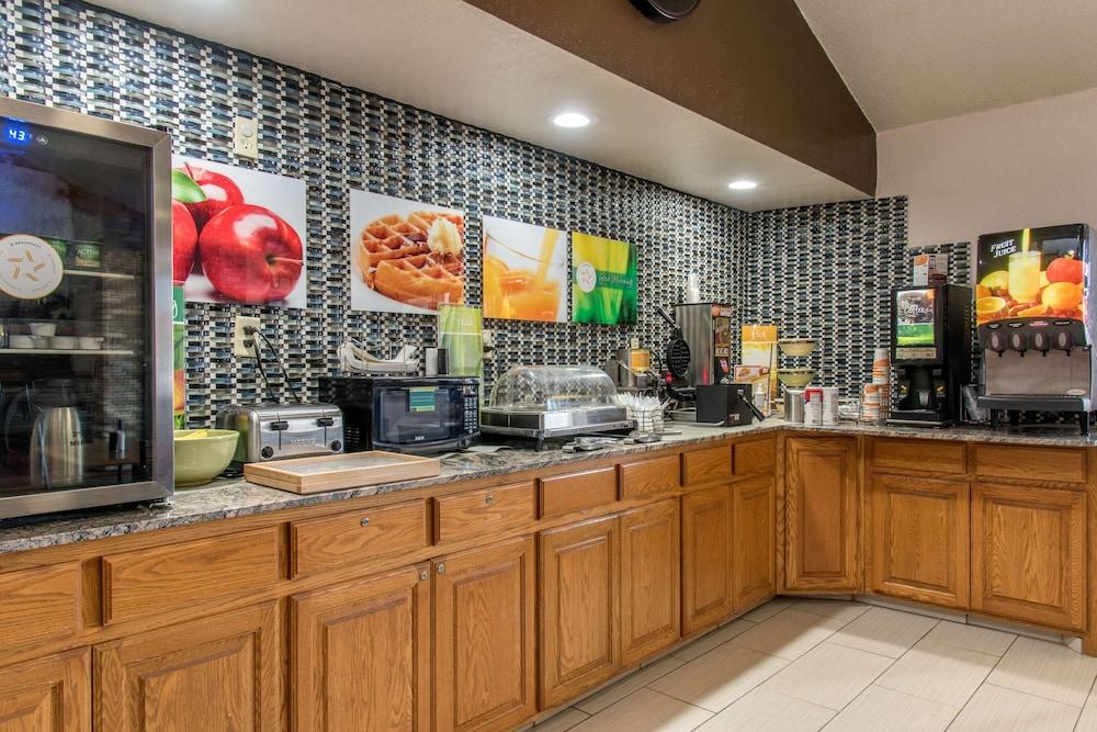 New Prague Inn & Suites photo 18