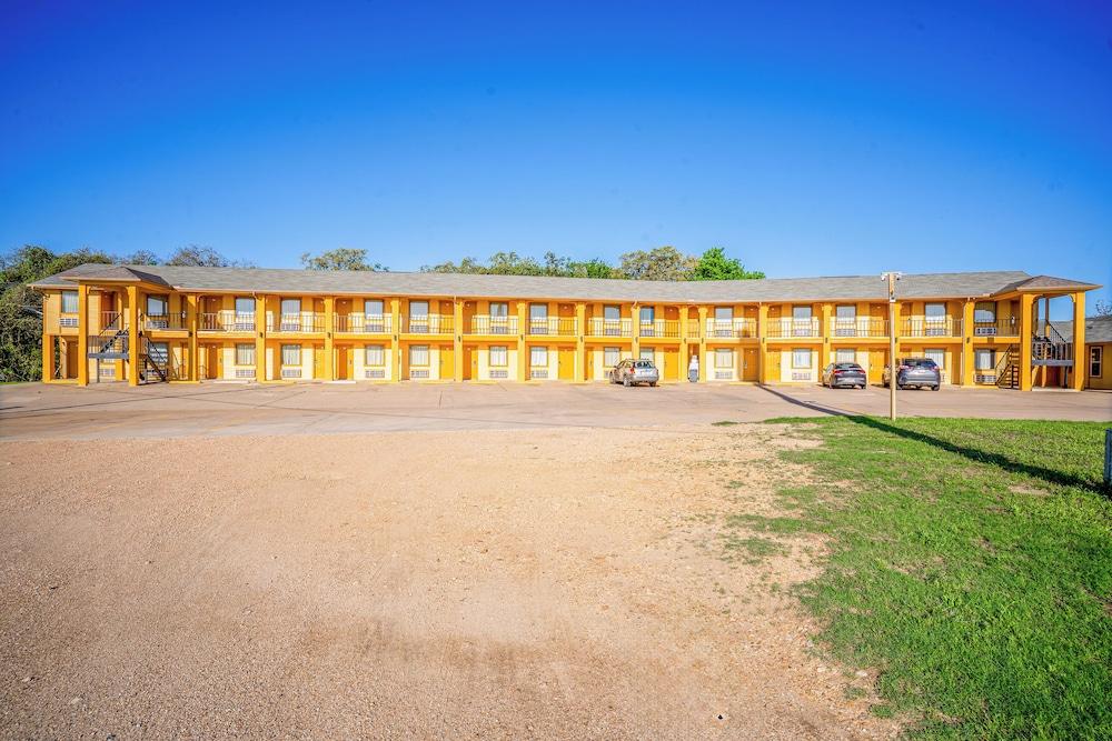 Regency Inn By OYO Rockdale TX photo 38
