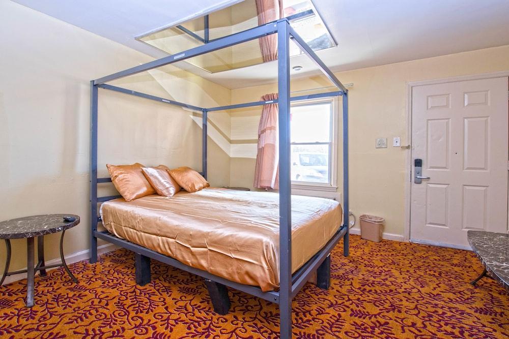Presidential Inn & Suites photo 17