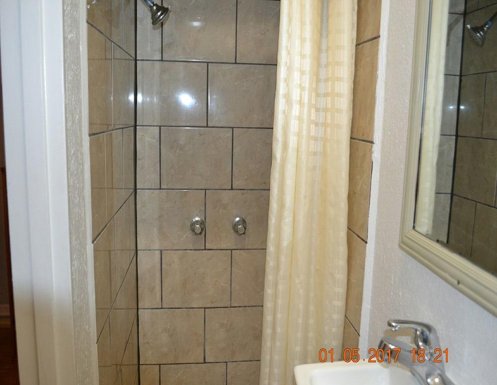 Monterey Inn Hotel photo 31