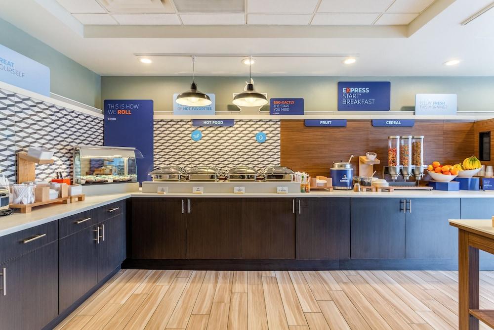Holiday Inn Express & Suites Cedar Falls - Waterloo by IHG photo 23
