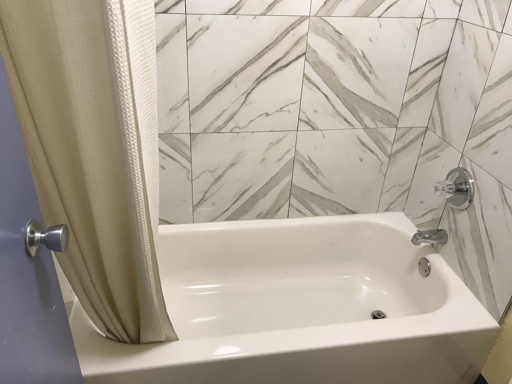 Days Inn by Wyndham Salem, Illinois photo 6