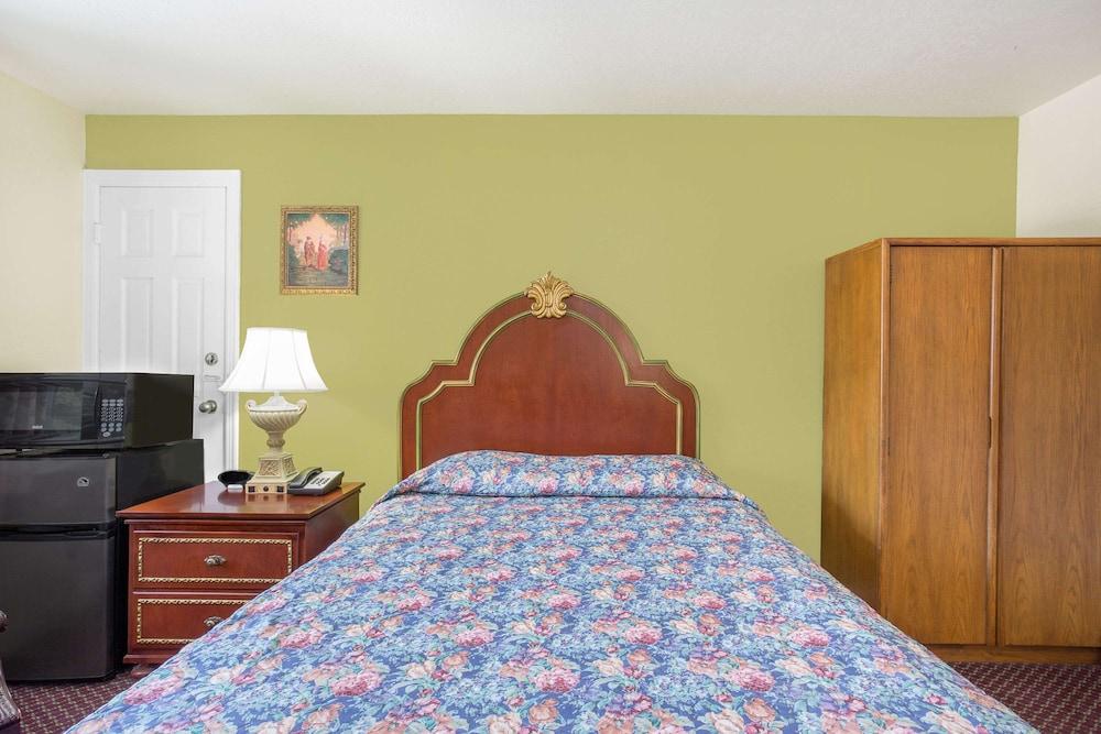 Knights Inn Emporia photo 5