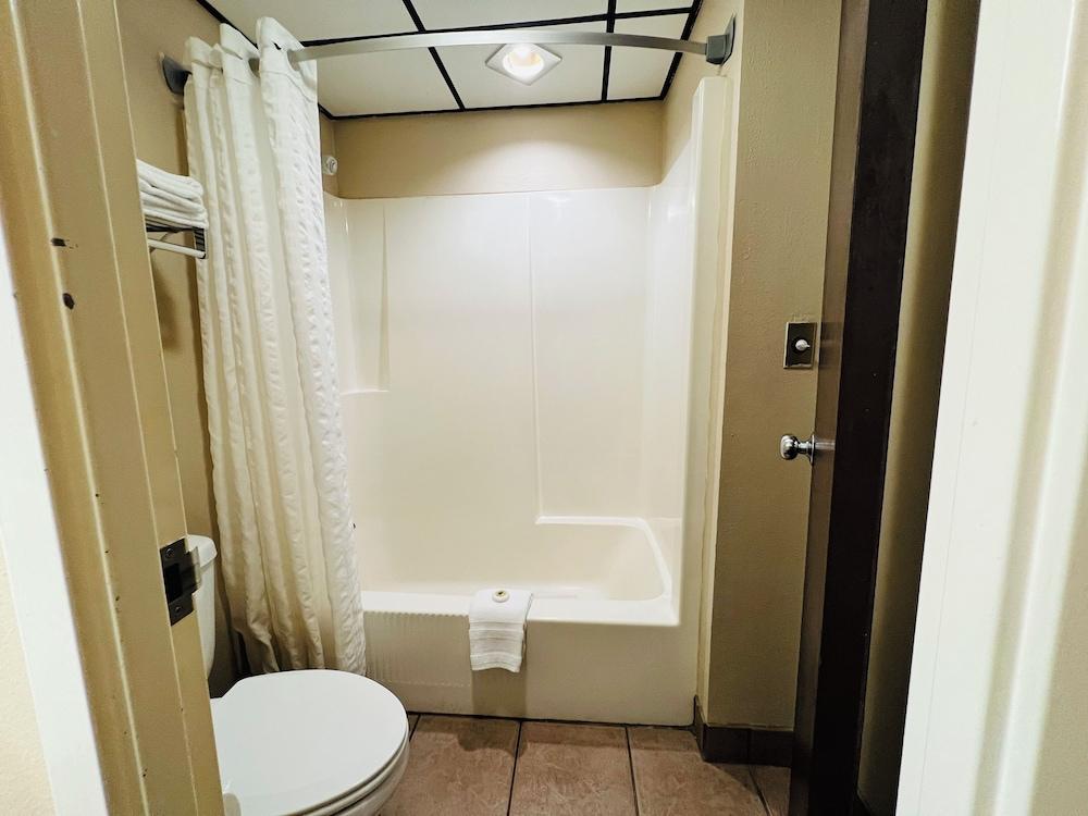 Hometown Inn & Suites photo 12