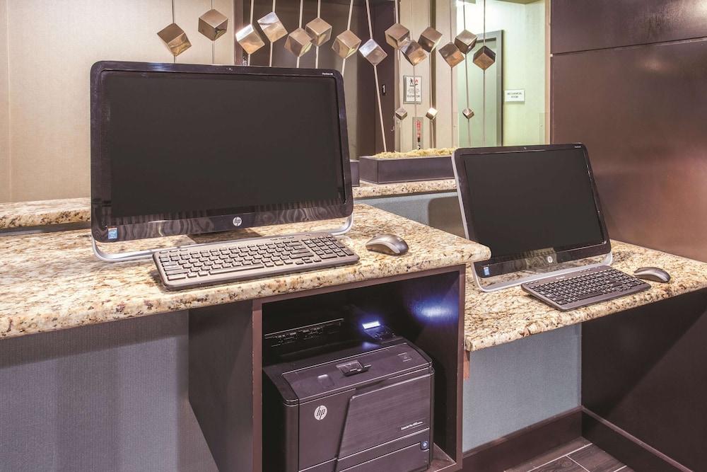 La Quinta Inn & Suites by Wyndham O'Fallon, IL - St. Louis photo 24