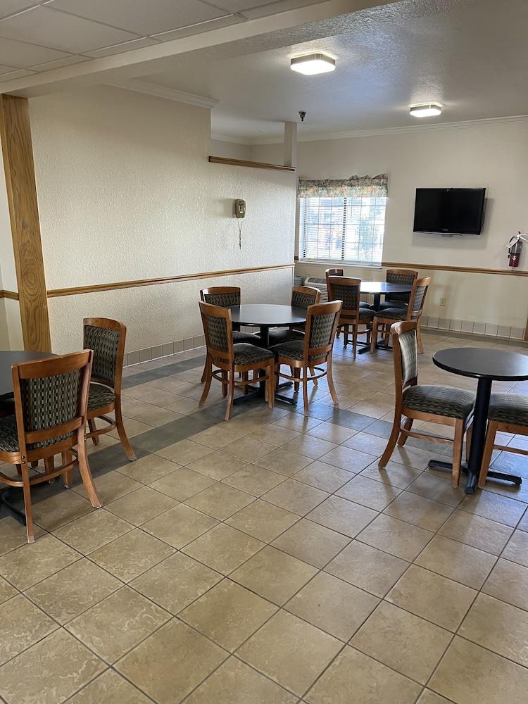 Express Inn & Suites photo 3