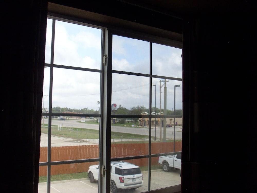 Microtel Inn & Suites by Wyndham Kenedy/Karnes City photo 44