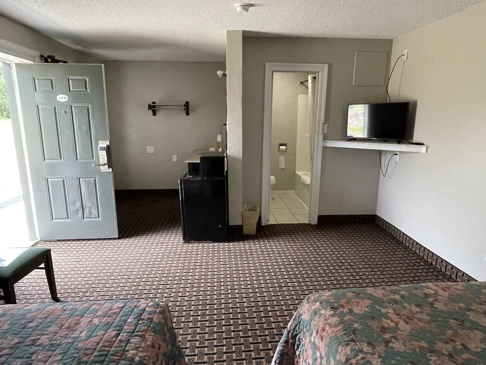 Economy Inn photo 17