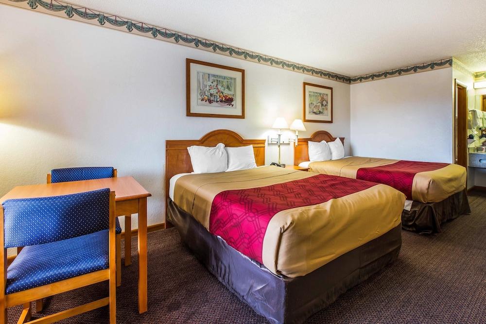 Econo Lodge Inn & Suites Albany North photo 33