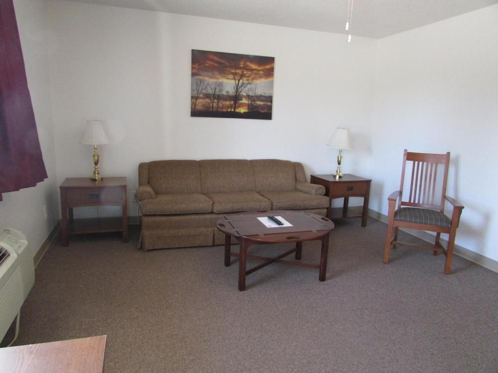 Douglas Inn & Suites photo 38