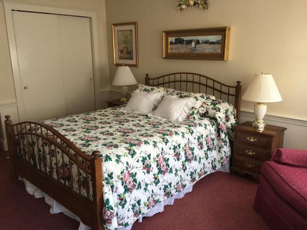 Holiday House Inn photo 26