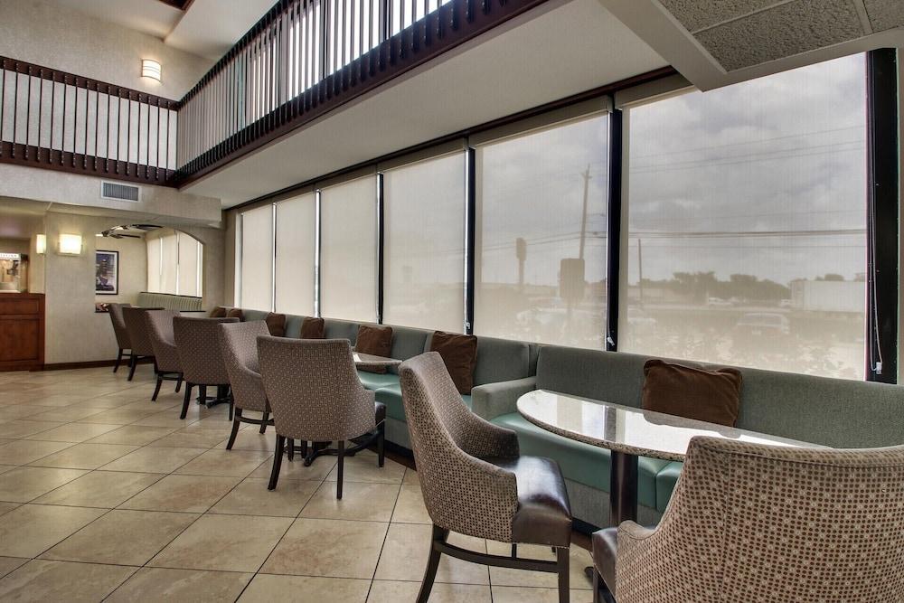 Sonesta Essential Houston Hobby Airport photo 28