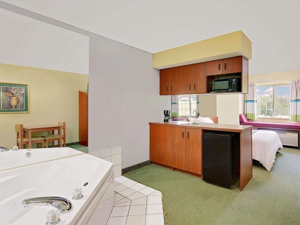Microtel Inn & Suites by Wyndham Thomasville/High Point/Lexi photo 3