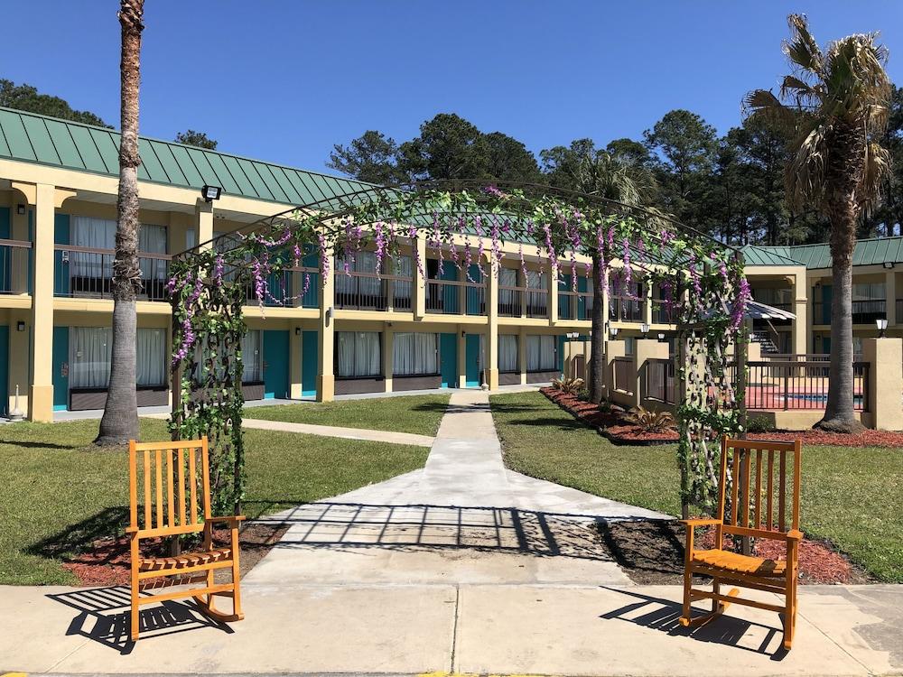Econo Lodge Inn & Suites Hardeeville I-95 photo 44