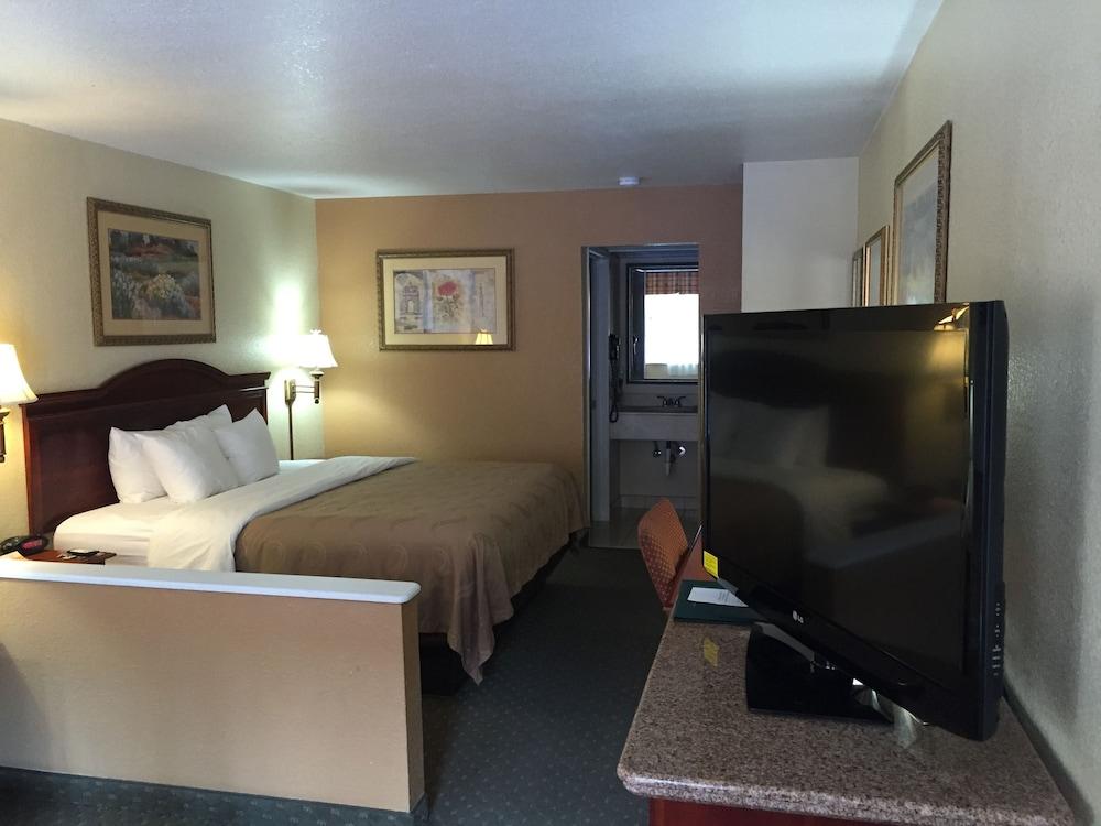 Econo Lodge Inn & Suites Eagle Pass photo 29