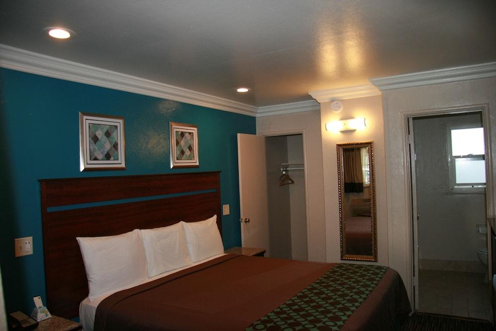 Civic Center Lodge photo 48