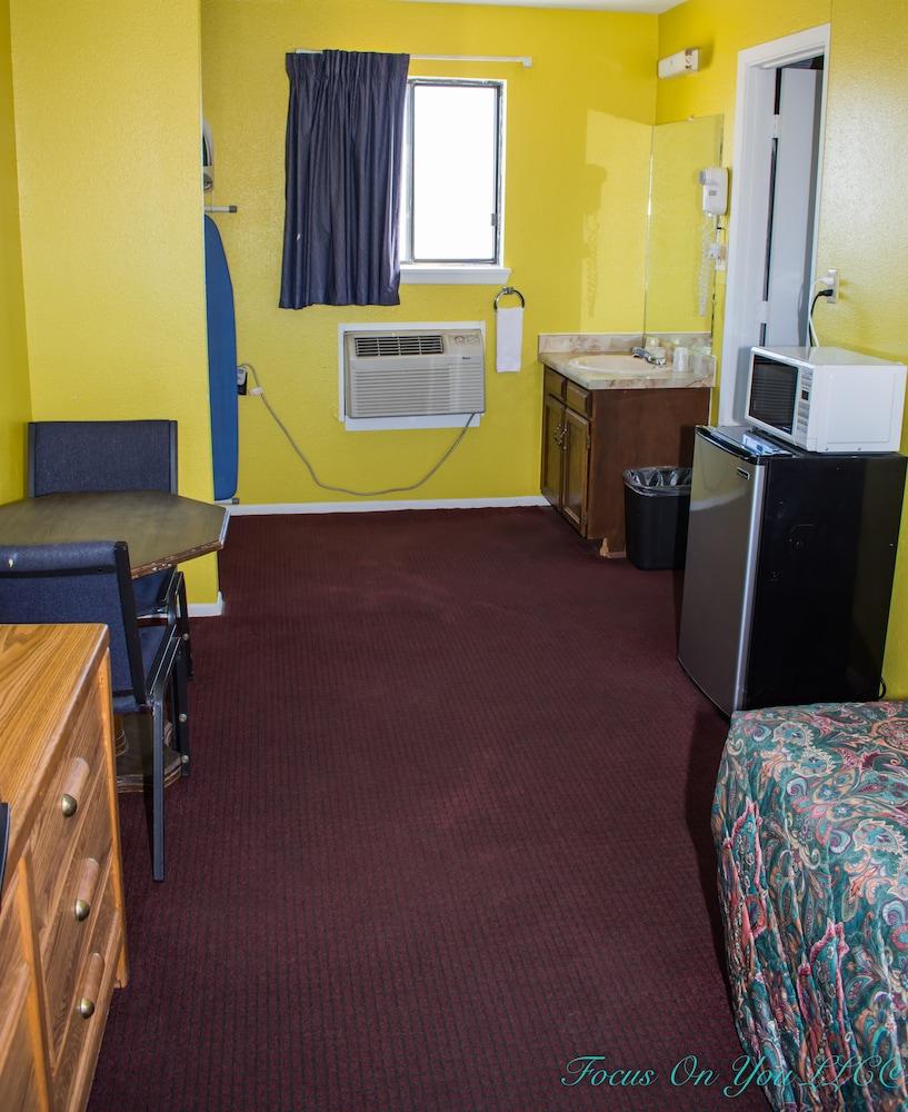 Bloomfield Motel photo 9
