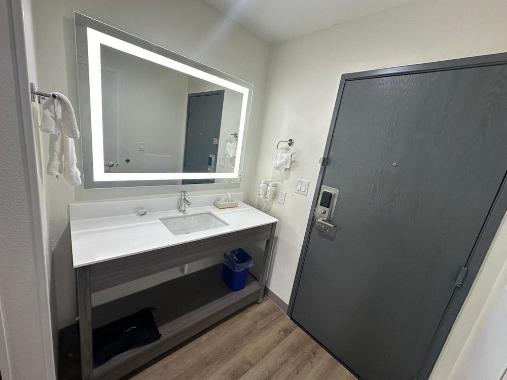 Ramada by Wyndham York Harrisburg Hershey photo 12