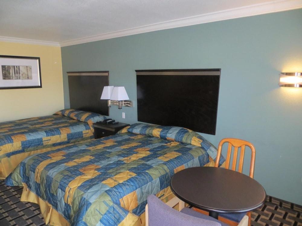 Hallmarc Inn photo 7