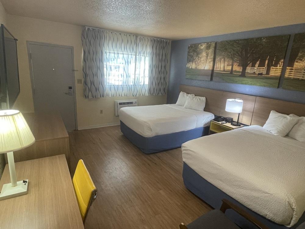 Days Inn by Wyndham Gainesville University photo 18