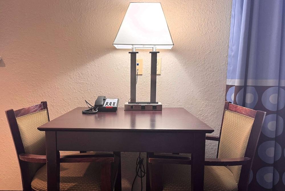 Super 8 by Wyndham IAH West/Greenspoint photo 41
