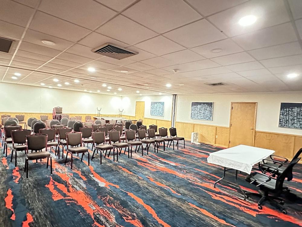 Finger Lakes Inn & Suites photo 22