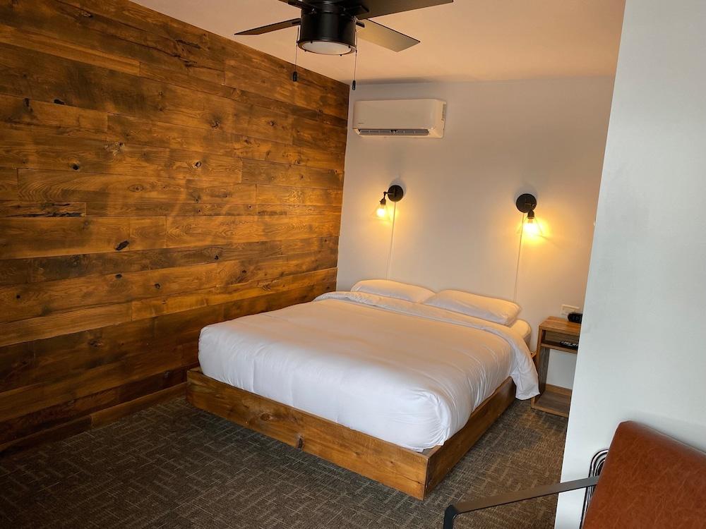 Aqua Aire Inn & Suites photo 8