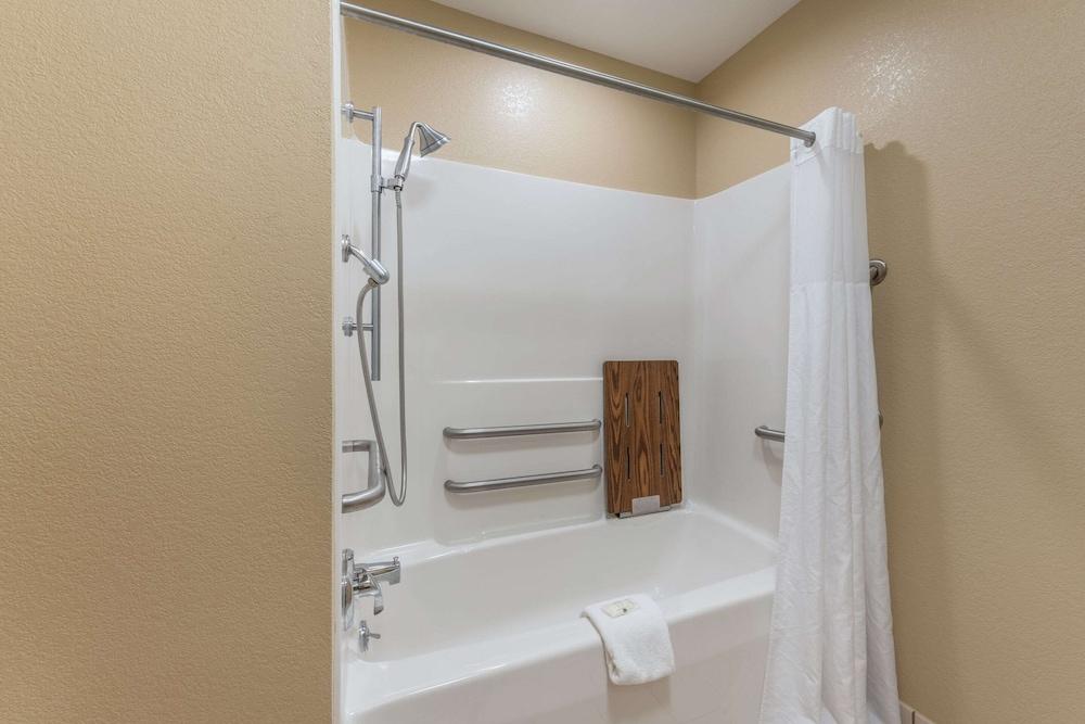 Quality Inn & Suites Hendersonville - Flat Rock photo 75
