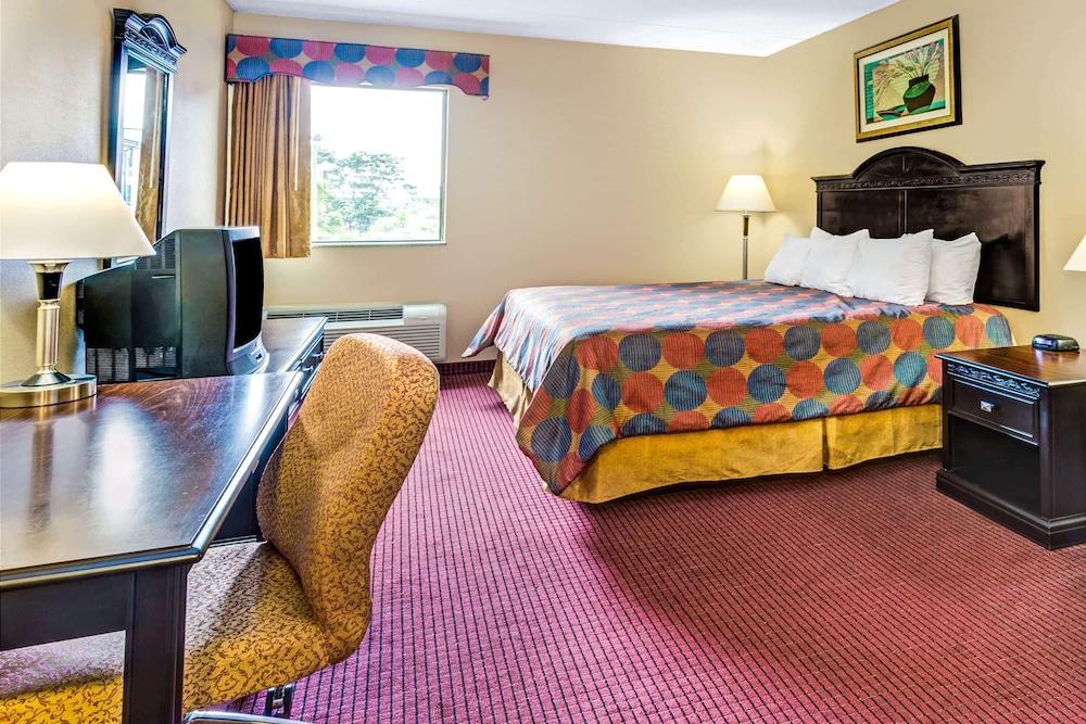 Days Inn & Suites by Wyndham Jeffersonville IN photo 7