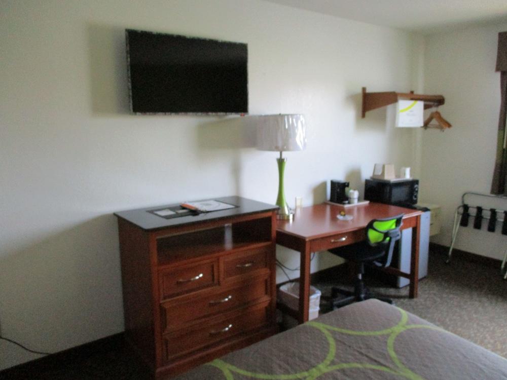 Super 8 by Wyndham Franklin photo 11