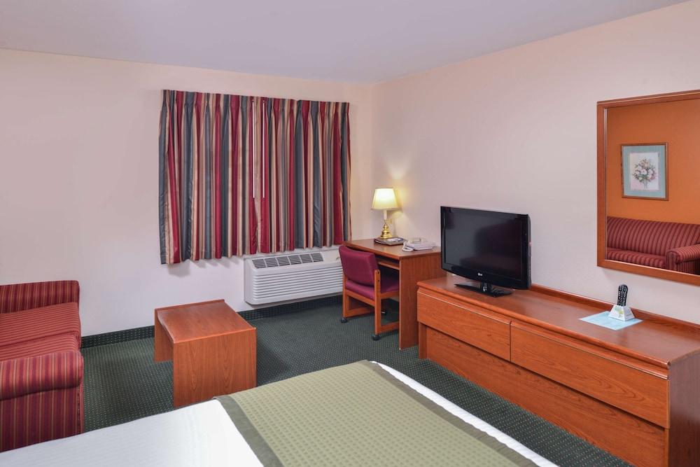 Travelodge Suites by Wyndham Newberg photo 26