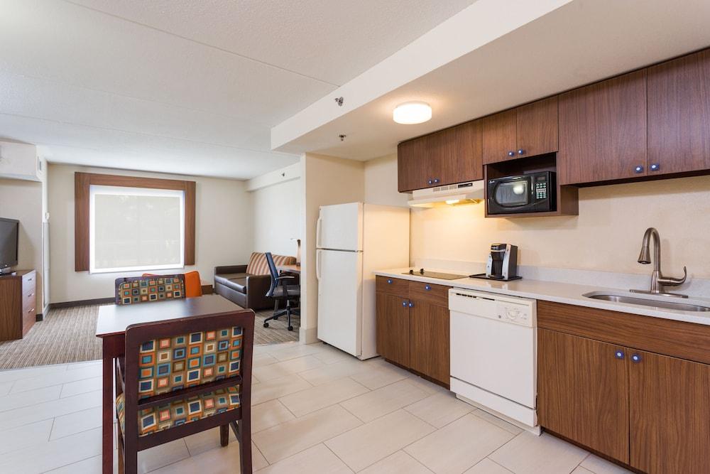 Holiday Inn Express and Suites - Petersburg - Fort Lee by IHG photo 4