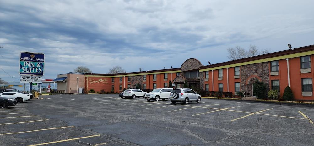 Townhouse Inn & Suites photo 1