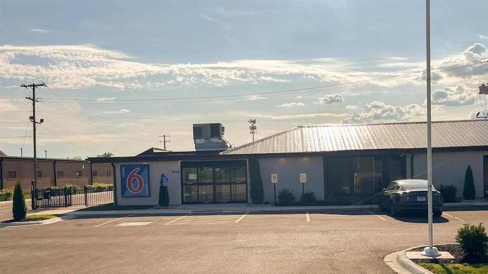 Studio 6 Rockford, IL – RFD Airport photo 1