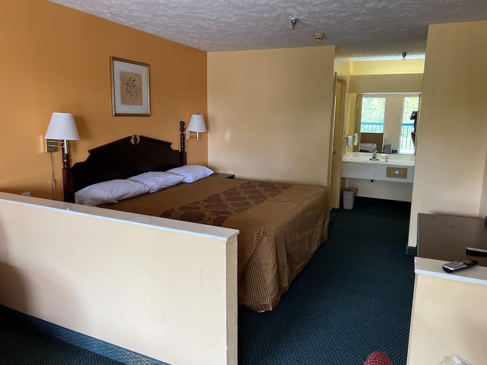 Deluxe Inn & Suites photo 22