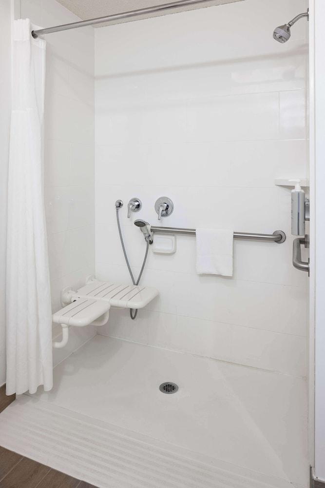 Hampton Inn Minneapolis NW Maple Grove photo 18