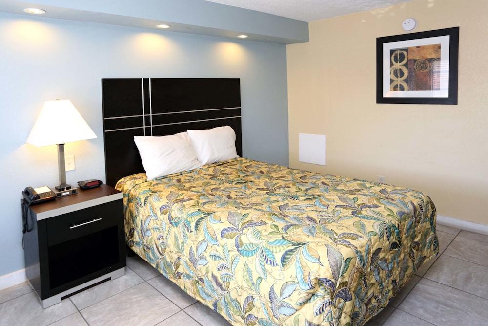 Blue Marlin Inn & Suites photo 4