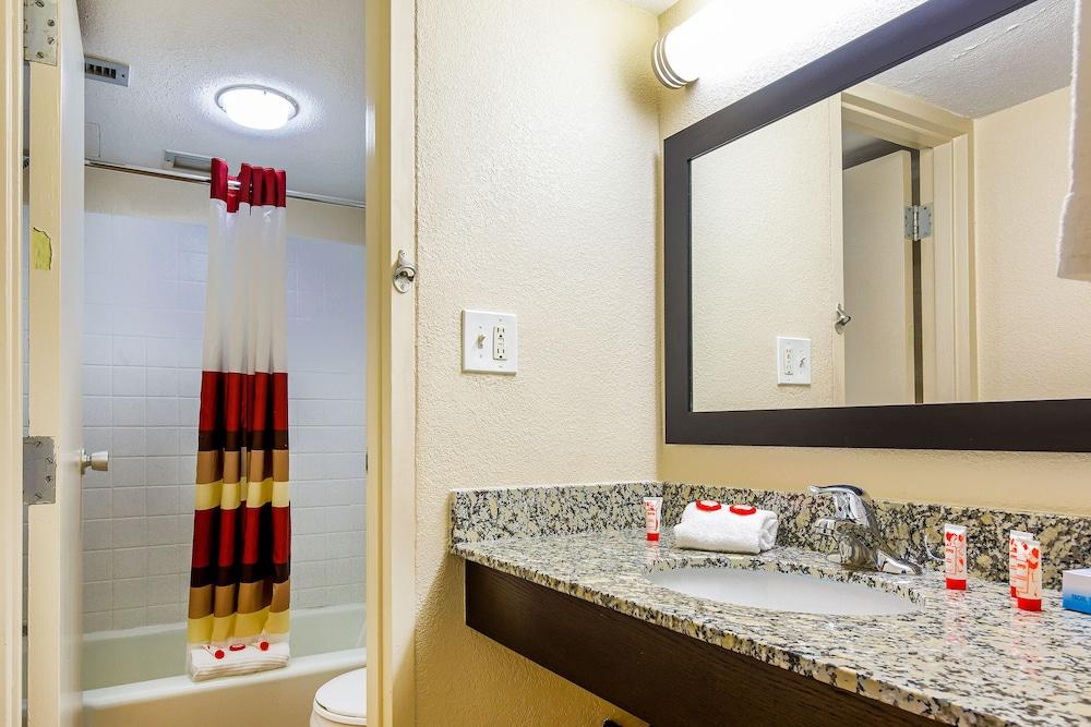 Americas Best Value Inn Moline photo 18
