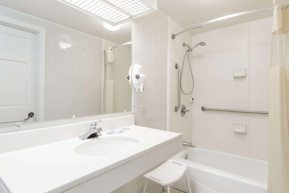 Days Inn by Wyndham Petersburg/South Fort Lee photo 5
